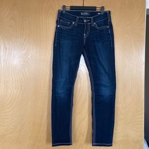 Silver jeans suki mid skinny 28 waist. 27 inch inseam. Great condition!